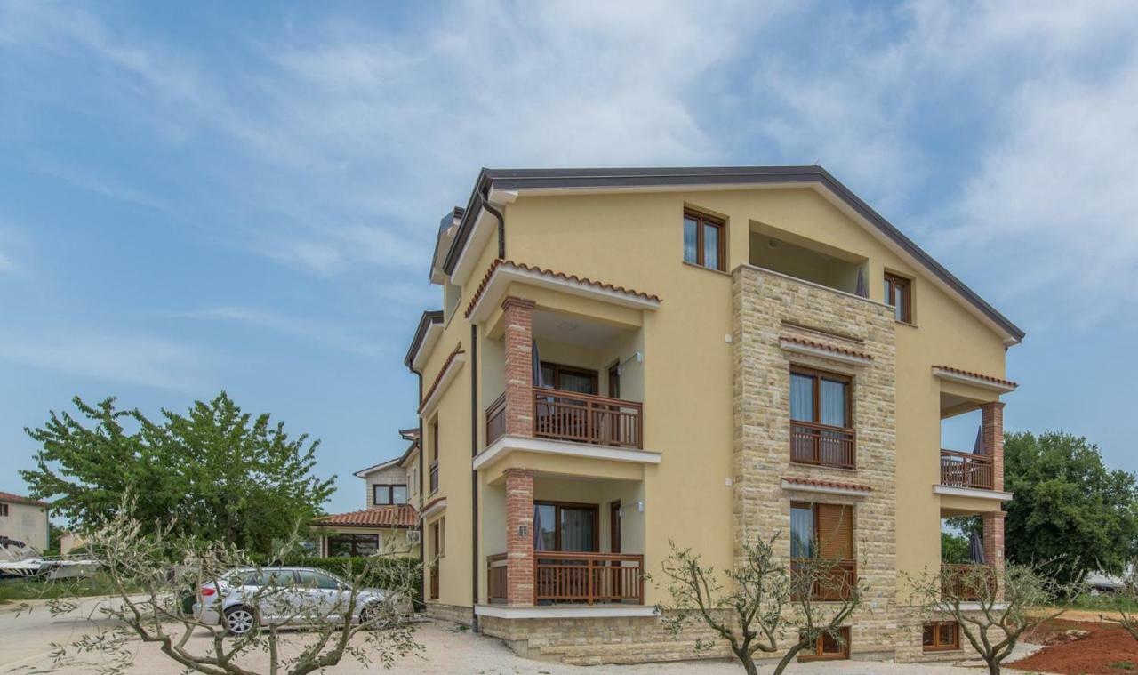 Apartments Hana In Funtana Exterior foto
